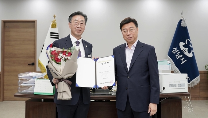 최원기 신임대표이사(사진 왼쪽)이 임명장을 받고 신상진 시장과 기념촬영을 하고 있다. (사진=성남시청소년재단 제공)