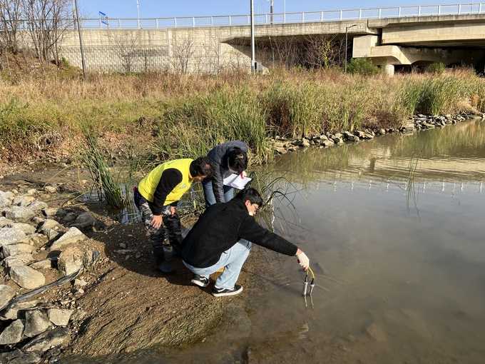 지난 26일 인천환경공단 가좌사업소 직원들이 수질오염도를 측정하고 있다. ( 사진 = 인천환경공단 제공 )