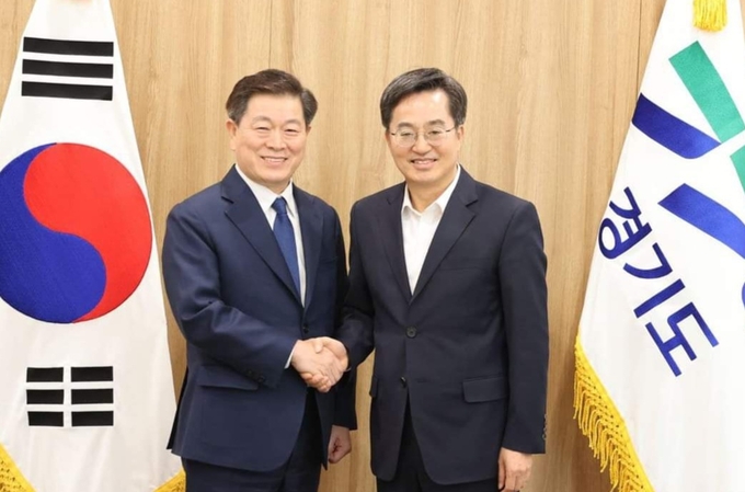 박승원 광명시장은(왼쪽) 지난 25일 경기도청에서 김동연 경기도지사와 면담을 갖고 광명시 숙원 사업 및 경기도 특별조정교부금 지원에 대해 도의 적극적 지원을 협의했다.(사진=광명시 제공)