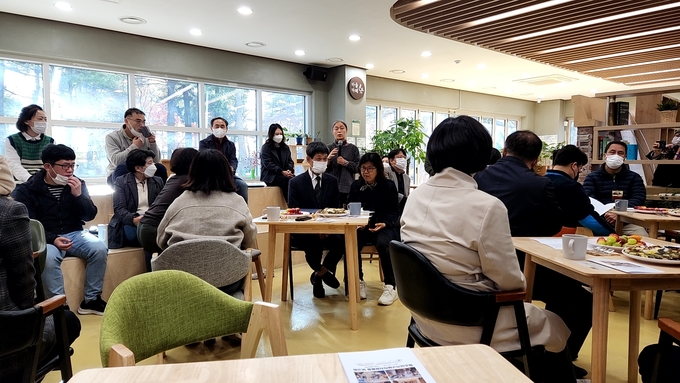 지난 26일 인천 연수구 선학중학교 마을엔카페에서 열린 ‘내 생애 첫 책상’ 활동보고회에서 시민목수로 참여했던 참여자가 소감을 말하고 있다. ( 사진 = 박지현 기자 )
