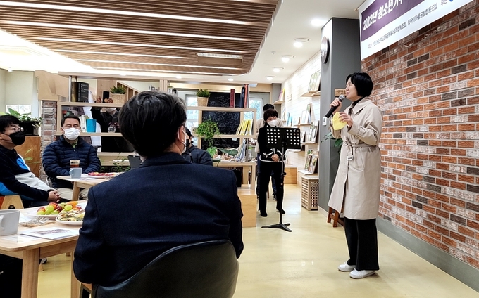 지난 26일 인천 연수구 선학중학교 마을엔카페에서 열린 ‘내 생애 첫 책상’ 활동보고회에서 이정미 정의당 대표가 인사말을 하고 있다. ( 사진 = 박지현 기자 )