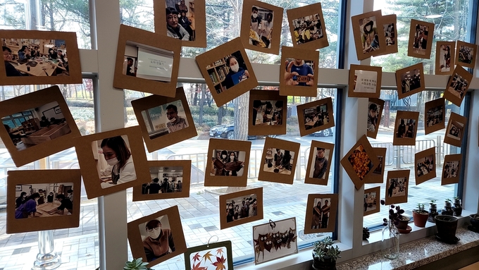 지난 26일 인천 연수구 선학중학교 마을엔카페에서 열린 ‘내 생애 첫 책상’ 활동보고회에 지난 3개월간 활동한 시민목수들의 사진이 전시돼있다. ( 사진 = 박지현 기자 )