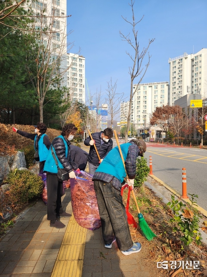 남양주시 별내동 사회단체 회원들이 가로수 낙엽을 수거하는 환경정화활동을 벌이고 있다.(사진=남양주시 제공)