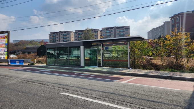 용인특례시는 시민들이 안전하고 안락하게 버스 정류장을 이용할 수 있도록 노후 정류장을 쉘터형으로 교체하고 안심 조명과 온열의자를 설치한다.(사진=용인시 제공)