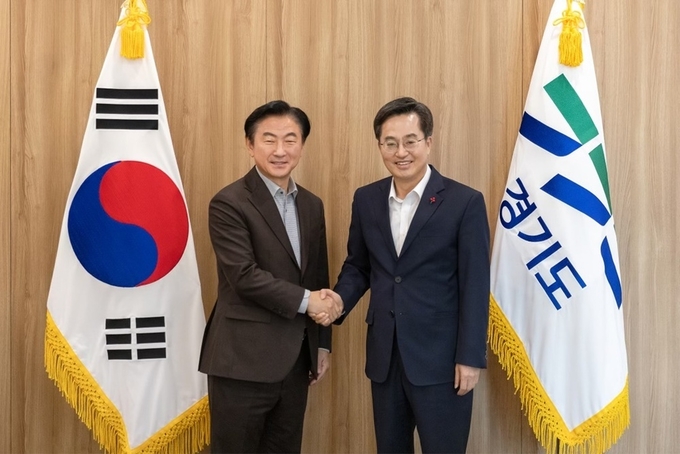 김동근 시장(왼쪽)과 김동연 지사가 의정부 현안에 대해 논의했다. (사진=경기도, 의정부시 제공)