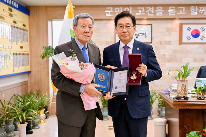 양평군은 지난 24일 6·25 전쟁 참전유공자인 故홍중식 일병의 화랑무공훈장을 유가족에게 전수했다. (사진=양평군 제공)