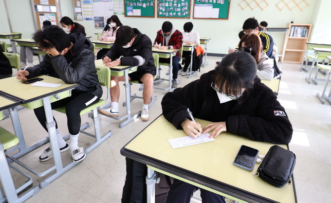  가채점 하는 학생들. (사진=연합뉴스 제공)