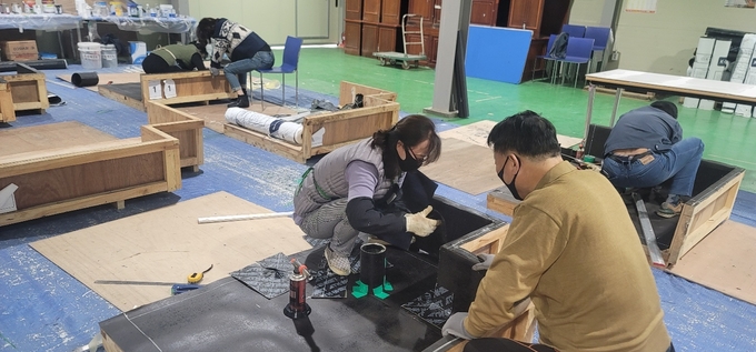 도장‧방수 업종 신청자들이 교육 실습을 진행하고 있다. (사진=경기도일자리재단 제공)