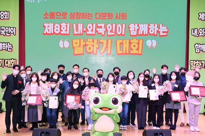 27일 수원시청에서 이재준 시장과 제8회 내·외국인이 함께하는 말하기 대회 참가자들이 함께하고 있다. (사진=수원시 제공)