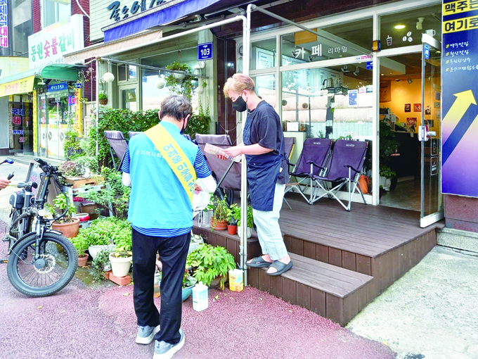 도움 필요한 이웃 찾아내 복지서비스 연계 ‘명예사회복지공무원’(사진=광명시 제공)