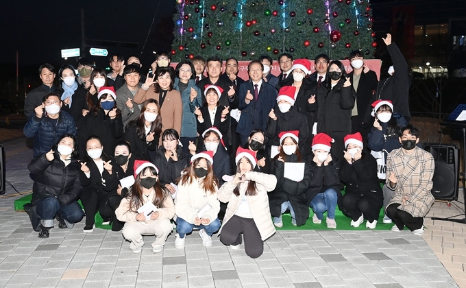 방세환시장등 시민들이 광주시청 다목적 광장에 크리스마스 트리를 설치하고 점등식을 하고 있다.(사진=-광주시 제공)