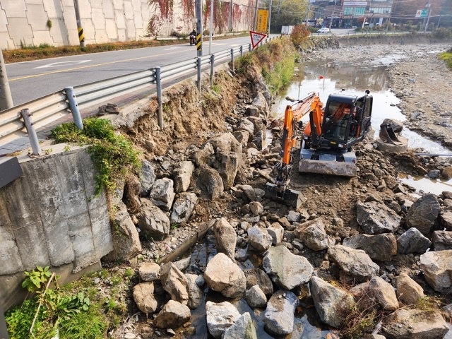 오포1동이 지난8월 집중호우로 수해를 입은 하천등 공공시설물에 수해복구 총력을 기우리고 있다.(사진=광주시 제공)