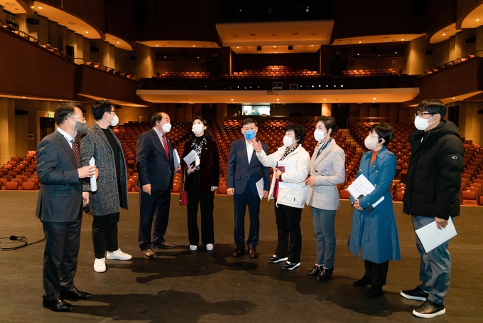 용인특례시의회 문화복지위원회 위원들이 지난 25일 용인문화재단를 찾아 현지확인을 하고 있다.(사진=용인시의회 제공)