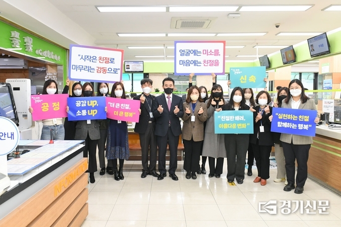 백영현 포천시장이 청사 1층 민원실 직원들을 격려하였다. (사진=포천시 제공)