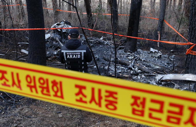 강원 양양군 현북면 어성전리 헬기 추락 사고 발생 이틀째인 28일 오전 국토교통부 항공·철도사고조사위원회 관계자들이 사고 현장을 조사하고 있다. (사진=연합뉴스)