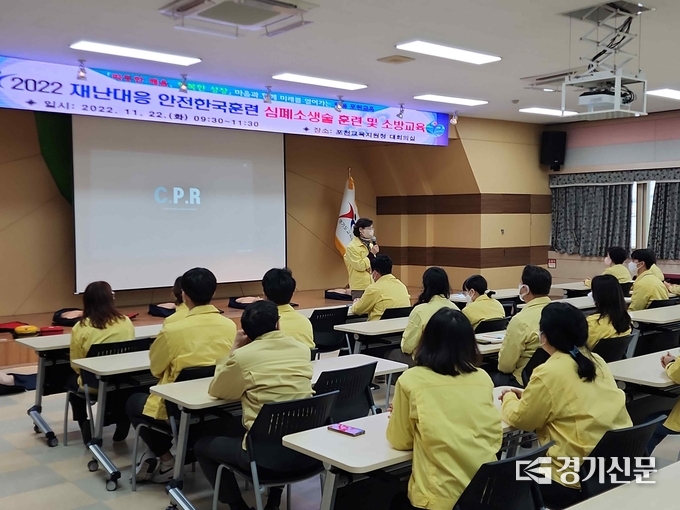 경기도포천교육지원청 3층 대회의실에서 심폐소생술 실습을 하기 전 정영숙 교육장이 인사하고 있다. (사진=포천교육지원청 제공)