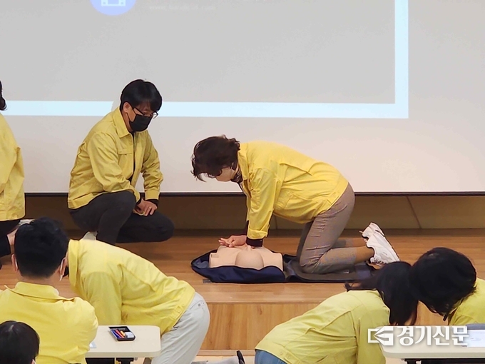 정영숙 교육장이 강사의 지도를 받으며 심폐소생술을 실습하고 있다. (사진=포천교육지원청 제공)