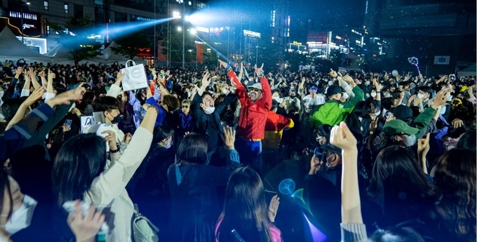 제18회 안산국제거리극축제 개막작 ‘개나리 춤 필 무렵’. (사진=안산문화재단 제공)