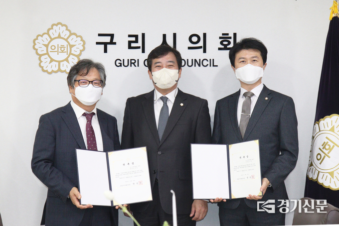 구리시의회는 의원들의 입법활동과 법률 지원 등을 위해 고문변호사를 위촉했다. 사진 가운데 권봉수 시의회 의장, 왼쪽은 심찬섭 변호사, 오른쪽은 김기창 변호사. (사진=구리시의회 제공)