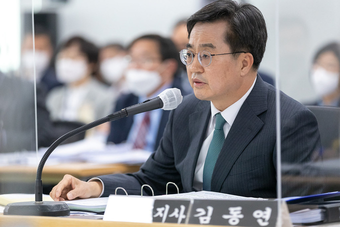 2022년 행정안전위원회 국정감사에서 김동연 경기도지사가 행정안전위원회 위원들의 질의에 답변하고 있다. (사진=경기도 제공)