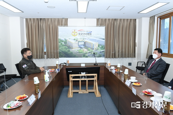 백경현 구리시장은 28일 국군구리병원을 찾아 위문금을 전달했다.(사진=구리시 제공)