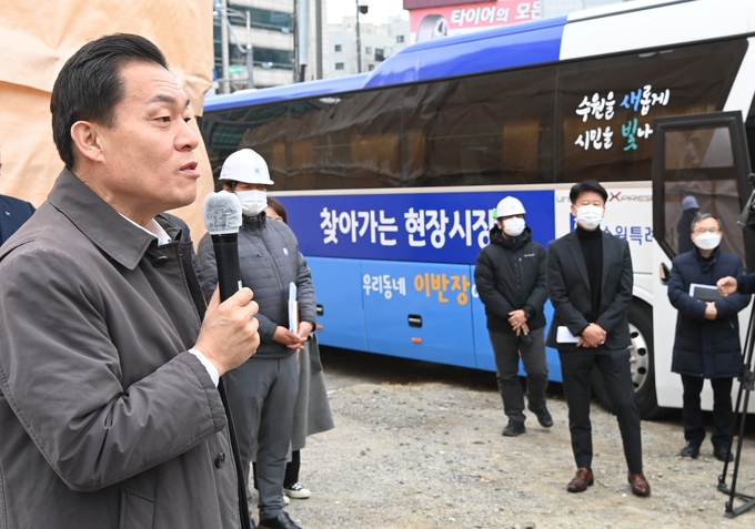 이재준 수원특례시장이 팔달구 지동 팔달경찰서 신축 현장에서 ‘찾아가는 현장시장실’을 열어 주민들과 함께 이야기를 나누고 있다. (사진=수원특례시 제공)