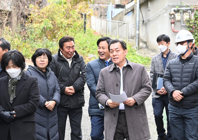 이재준 수원특례시장이 김영진 국회의원과 간부공무원, 시민 등과 함께 팔달경찰서 신축 현장을 둘러보고 있다. (사진=수원특례시 제공)