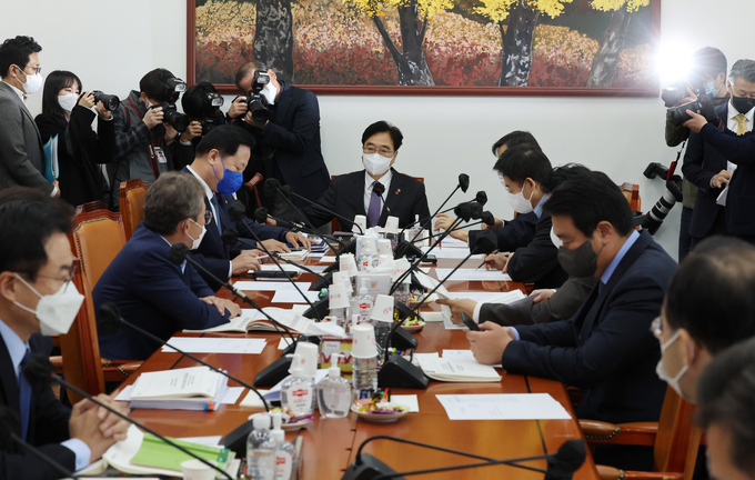 28일 오전 국회에서 열린 예산결산특별위원회 예산안등조정심사소위원회에서 우원식 소위원장이 의사봉을 두드리고 있다. (사진=연합뉴스 제공)