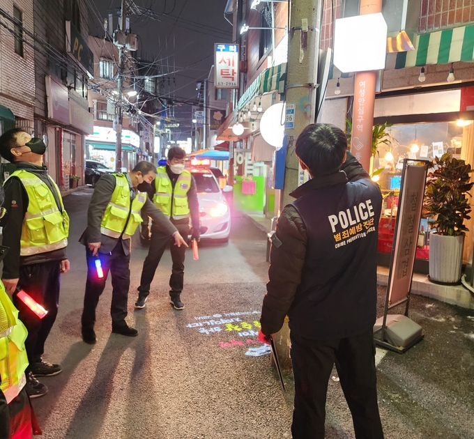 구리경찰서는 최근 1주간 경찰서 범죄예방진단팀(CPO)과 지역경찰, 협력단체(자율방범대), 행복마을관리소 지킴이가 합동해 여성안심귀갓길 특별점검을 실시했다.(사진=구리경찰서 제공)
