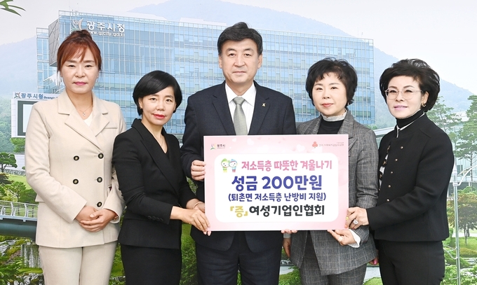 김미숙여성기업인협회장과 관계자들이 방세환시장에게 성금을 기탁하고 기념하고 있다. (사진= 광주시 제공)