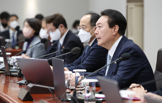  윤석열 대통령이 화물연대 집단운송거부 사태 관련 업무개시명령을 심의하기 위해 29일 서울 용산 대통령실 청사에서 열린 국무회의에 참석, 발언하고 있다. (사진=대통령실통신사진기자단/연합뉴스)