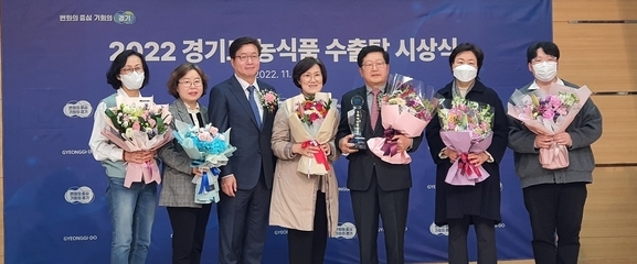 양평군(군수 전진선)은 지난 25일 경기도에서 개최하는 "2022년도 경기 농식품 수출탑 시상식"에서 지평면 옥현리에 위치한 농업회사법인 (주)리뉴얼 라이프(대표 장익순)가 수출업체 분야에서 "수출탑 (100만 불 이상 달성)"을 수상했다.(사진=양평군 제공)
