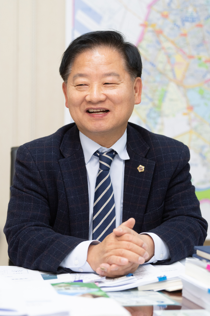 지난 25일 인천시의회에서 김종배(국힘·미추홀4·64) 인천시의원이 경기신문과 인터뷰 하고 있다. ( 사진 = 인천시의회 제공 )