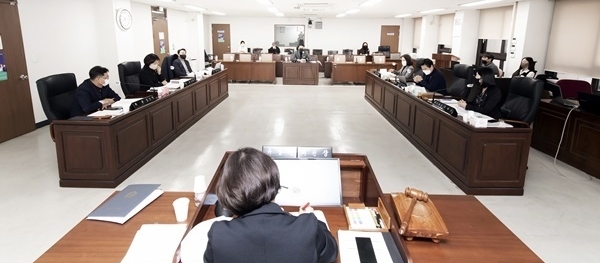 김포시의회가 지난 28일 시 산하 공공기관장의 임기를 시장의 임기와 일치시키는 ‘김포시 출자·출연 기관의 운영에 관한 조례 일부개정조례안’을 행정복지위원회에서의 논의 끝에 부결했다. (사진=김포시의회 제공)<br>
.