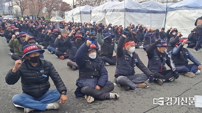  29일 화물연대 서울경기본부가 의왕 내륙컨테이너기지에서 결의대회를 열었다. (사진=박진석 기자)