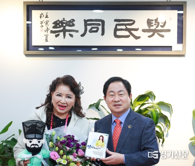 남양주시는 28일 올해로 데뷔 57년 차를 맞은 가수 장미화씨를 홍보대사로 재위촉했다. 장미화씨는 앞으로 2년 동안 홍보대사로서 남양주시의 정책과 문화 등을 시민들에게 널리 알리기 위해 적극적으로 활동할 예정이다.(사진=남양주시 제공)