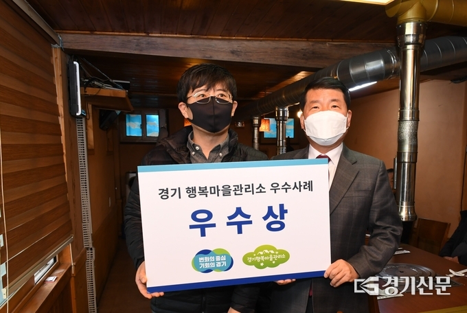 구리시는 지난 28일 관내 한 음식점에서 마을에 공공서비스를 제공하는 '행복마을관리소 지킴이'를 대상으로 격려 간담회를 가졌다. 백경현 시장이 우수상을 전달하고 있다.(사진=구리시 제공)
