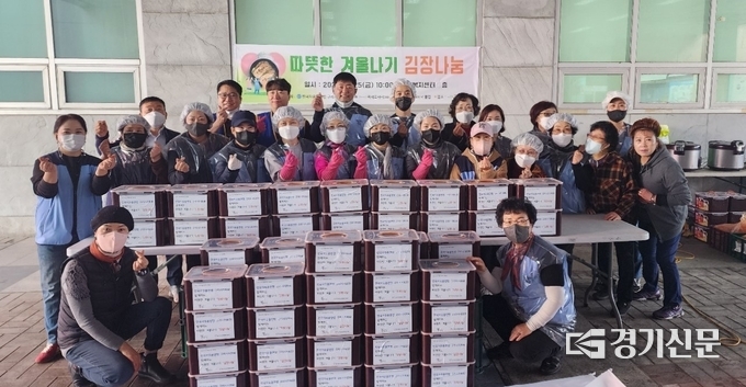 한국자유총연맹 구리시지회가 마련한 '사랑의 김장 나눔봉사'행사를 벌여 담근 김치 150포기를 소외계층 50가구에 전달했다.(사진=구리시 제공)