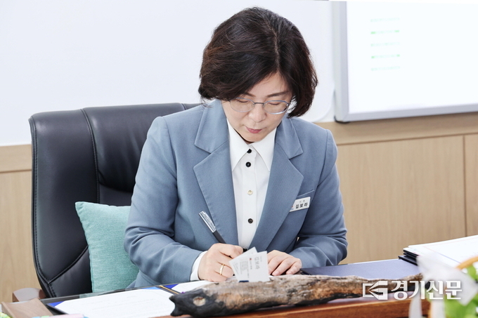 김보라 안성시장이 '외국인 계절근로자 도입을 위한 업무 협약(MOU)'에 서명하고 있다(사진=안성시청 제공)