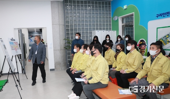 구리시의회는 제319회 구리시의회 제2차 정례회 기간 중인 지난 28일 관내 9개 주요 사업장에 대한 현장확인을 실시했다. 사진은 구리 안전체험관 현장에서 의원들이 관계관의 설명을 듣고 있다.(사진=구리시의회 제공)