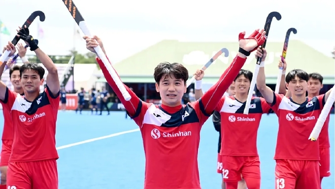 29일(현지시간) 남아프리카공화국 포체프스트롬에서 열린 2022 국제하키연맹(FIH) 남자 네이션스컵 B조 조별리그 2차전에서 일본을 3-1로 꺾고 4강 진출을 확정한 한국 남자대표팀이 승리의 기쁨을 나누고 있다. (사진=국제축구연맹 홈페이지 캡처)