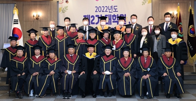 (사)대한노인회 가평군지회 부설 노인대학 (대학장 장운순)은 제2기 노인 대학원 및 제39기 노인대학 수료식을 지난 29일 벨리웨딩홀에서 개최했다. (사진=대한노인회 가평군지회 제공)