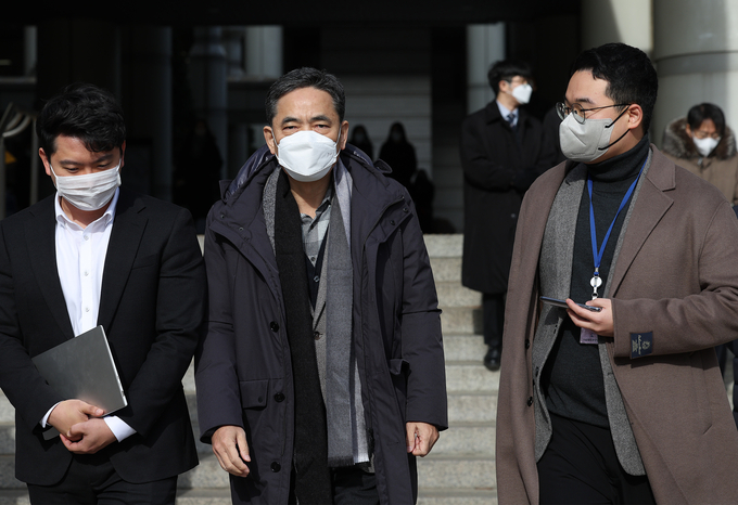  대장동 개발 민간업자로부터 거액의 뇌물을 받은 혐의로 재판에 넘겨진 곽상도 전 의원이 30일 오전 서울 서초구 서울중앙지법에서 열린 1심 결심공판을 마친 뒤 법원을 나서고 있다. (사진=연합뉴스)