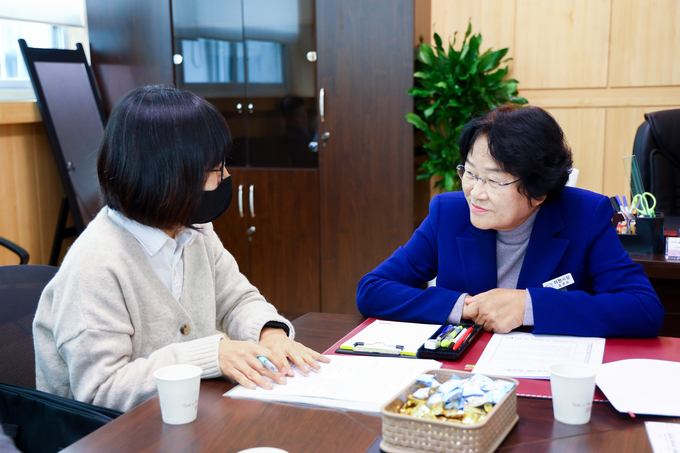 김경희 이천시장이 시민들의 민원을 경청하고 있다. (사진=이천시 제공)