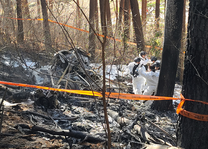 27일 오전 양양군 현북면 어성전리 명주사 인근 야산에서 S-58T 기종 중형 임차 헬기가 추락해 구조 당국이 인명 수색 작업을 벌이고 있다. (사진=연합뉴스)