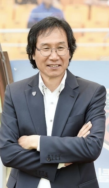 최순호 전 대한축구협회 부회장이 지난 29일 내년 2월 임기가 만료되는 수원FC 김호곤 단장의 후임 단장으로 선임됐다. (사진=수원FC 제공)