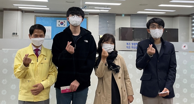 신승균 교육장이 공모전 수상자들과 기념촬영을 하고 있다. (사진=성남교육지원청 제공)