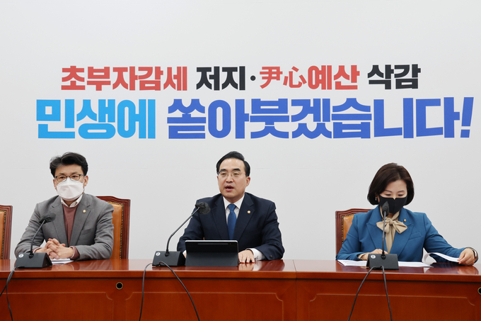 불어민주당 박홍근 원내대표가 30일 오후 국회에서 열린 기자간담회에서 민주당의 이상민 행정안전부 장관 해임건의안 발의 결정에 대한 발표를 하고 있다. 왼쪽부터 민주당 진성준 원내수석부대표, 박 원내대표, 이수진 원내대변인. (사진=연합뉴스)
