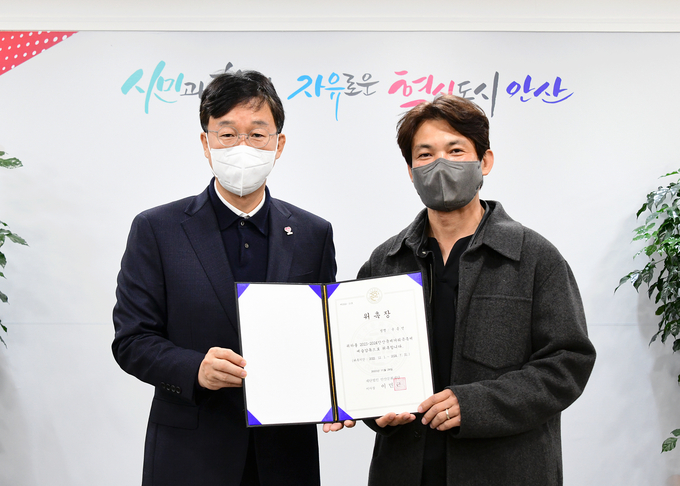안산국제거리극축제 예술감독으로 위촉된 윤종연(오른쪽). (사진=안산문화재단 제공)
