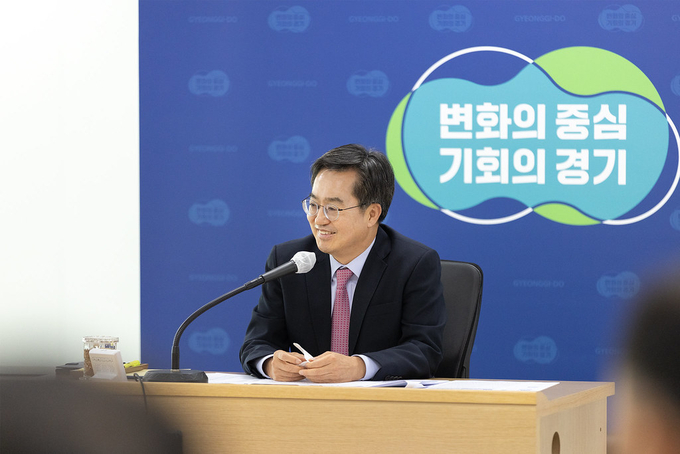 30일 오후 경기도청 4층 다목적회의실에서 김동연 경기도지사와 오병권 행정1부지사, 염태영 경제부지사, 조선호 소방재난본부장, 실·국장, 직속기관·출장소·사업소장, 공공기관장 등이 참석한 가운데 2022년 11월 도정 열린회의가 열리고 있다. (사진=경기도 제공)